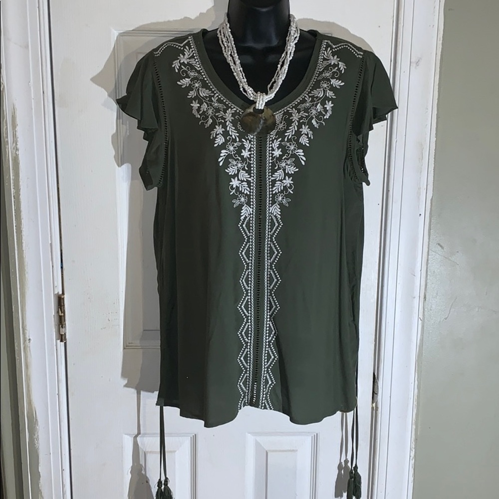 Olive green blouse with white detail 🤗